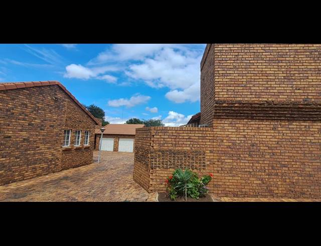 3 BEDROOM TOWNHOUSE FOR SALE IN BRACKENDOWNS